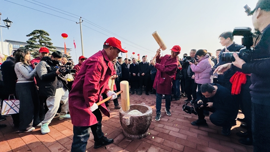 信阳：消费添翼 电商赋能——大别山青创中心电商小镇年货节活动火热开展