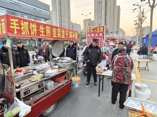 信阳市羊山新区城管局：强化流动摊点规范管理 构建良好营商环境 独家