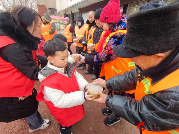 ​党建引领献爱心 师幼携手送温暖——西平县直第二幼儿园送温暖活动