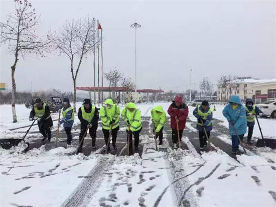 河南交投寺湾服务区：“以雪为令”齐出动 “暖心服务”保畅通