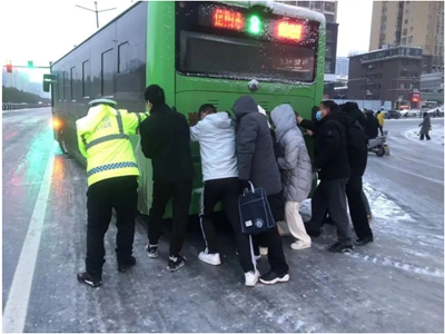 ​信阳市羊山新区：广大干群齐上阵 军民同心铲雪忙