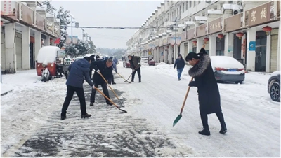 ​信阳市羊山新区：广大干群齐上阵 军民同心铲雪忙