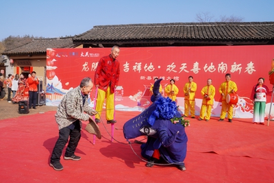 河南新县：欢天喜地闹新春