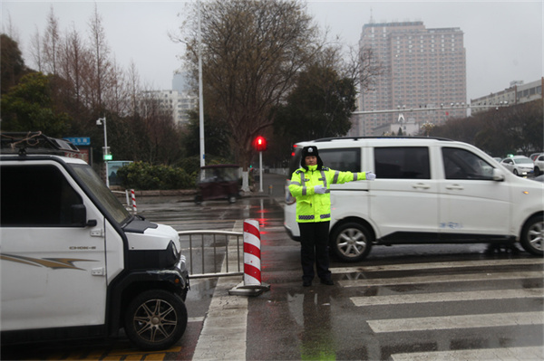 商丘交警全力迎战冻雨结冰天气力保辖区道路交通