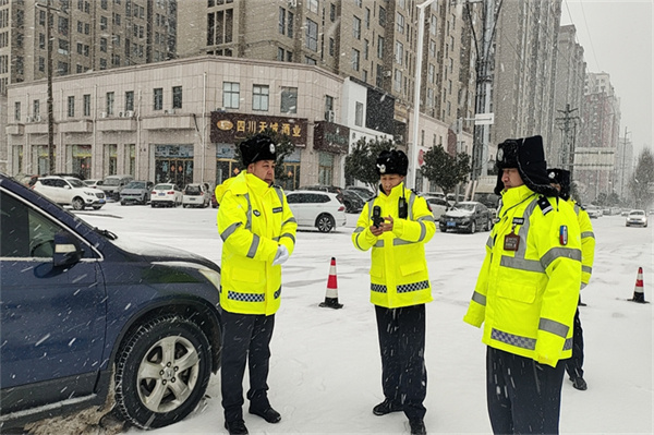 商丘市公安局交警支队持续应对本轮降温、雨雪、大风、冰冻恶劣天气