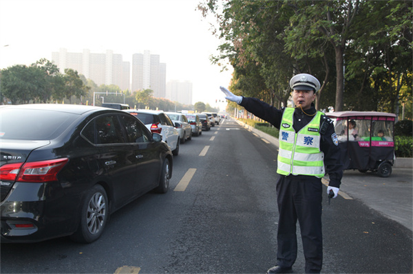 商丘交警全力为第九届中国·商丘国际华商节活动保驾护航