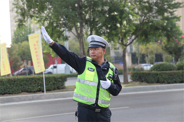 商丘交警全力为第九届中国·商丘国际华商节活动保驾护航